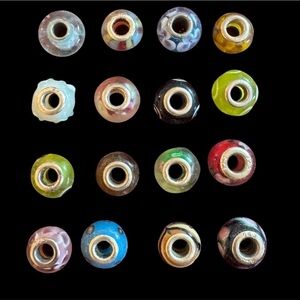 unbranded
16  Charm glass beads for jewelry making.
NWOT. Very cute.